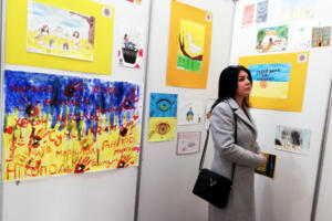 Ukrajnbl meneklt dikok rajzai az Art Moziban