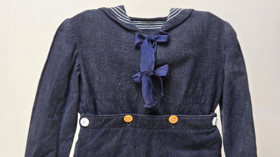 Matrózruha és gyerekcipő a vitrinkiállításon