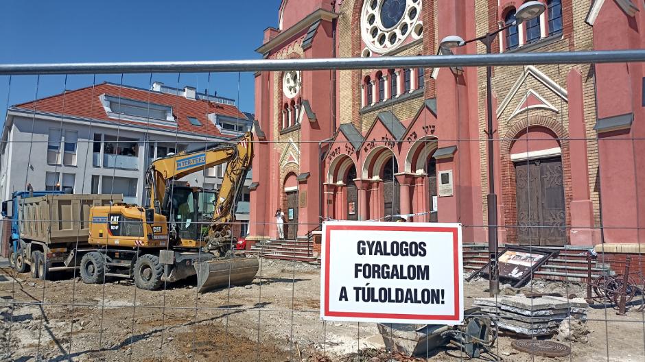 Megjul a zsinagga eltti tr, megidzik a szzadel kertst