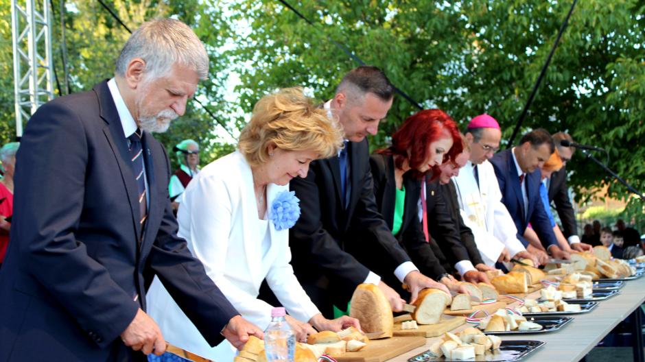 llami nnepsg Cscsban, a Szent Istvn szobornl