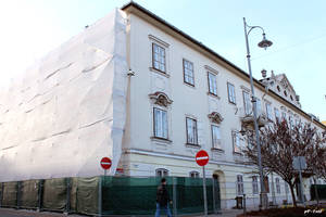 Felújítják a kvártélyházat: új nyílászárók és „barokk sárga”