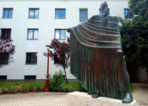 Vigyáznak Fischer György István szobrára
